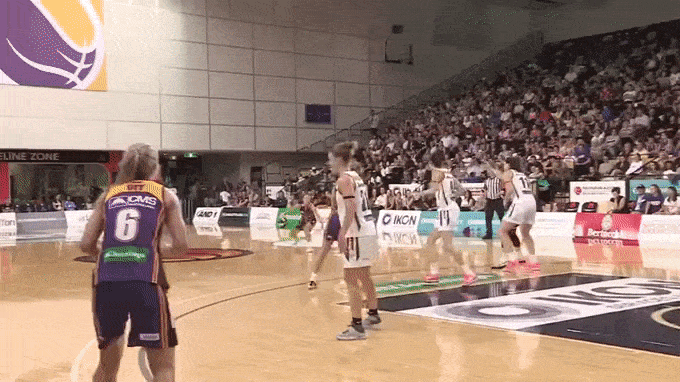 Monique Conti in WNBL action for the Melbourne Boomers.